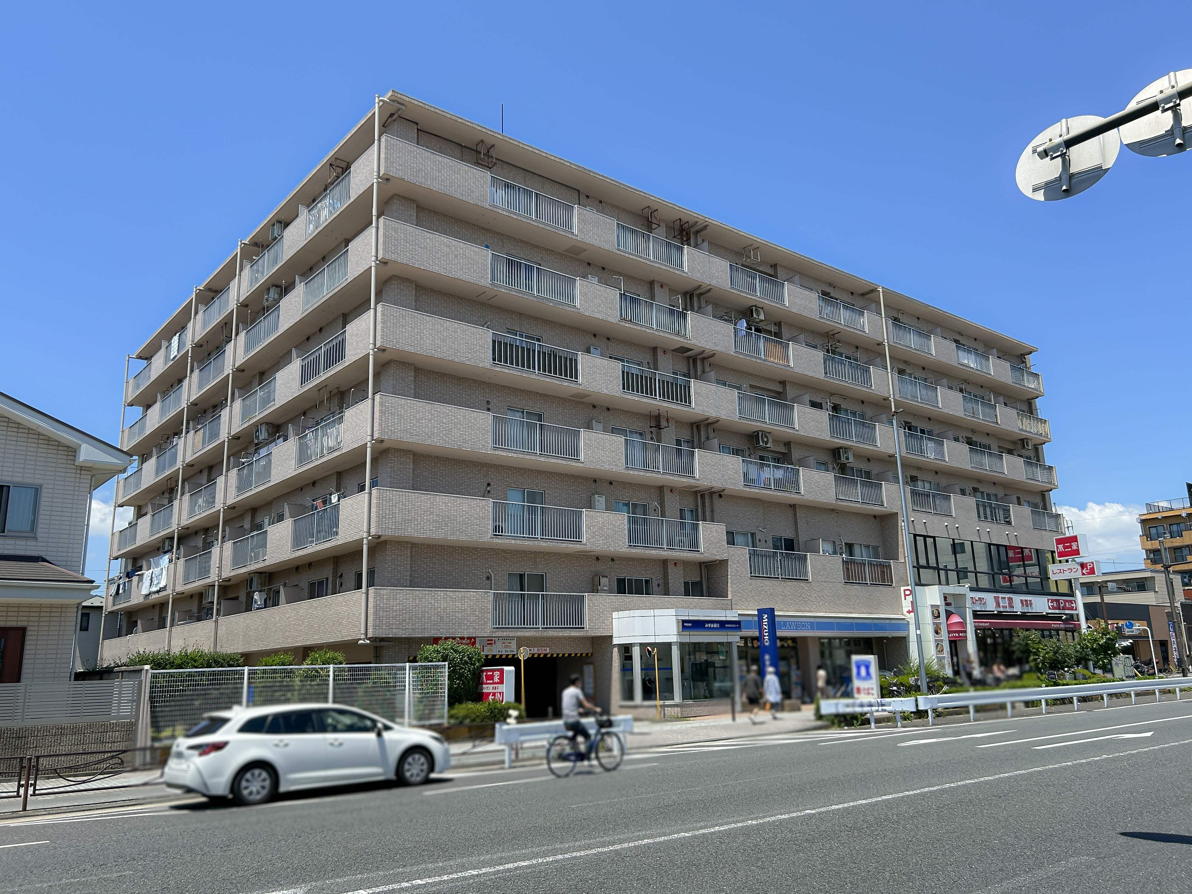 建物の外観全体を捉えた画像