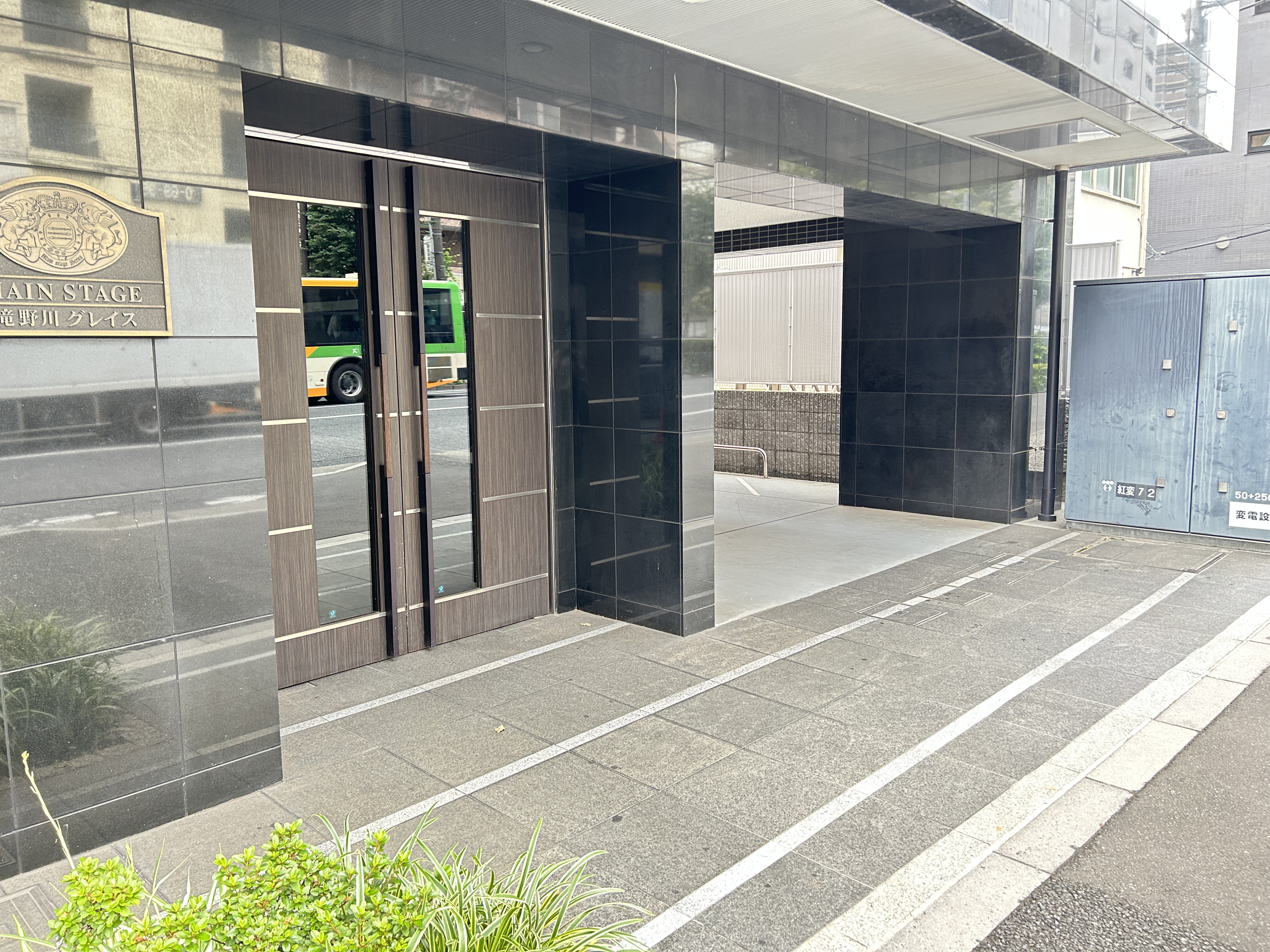 建物の玄関部分、ドア、通路が主要に写った外観写真