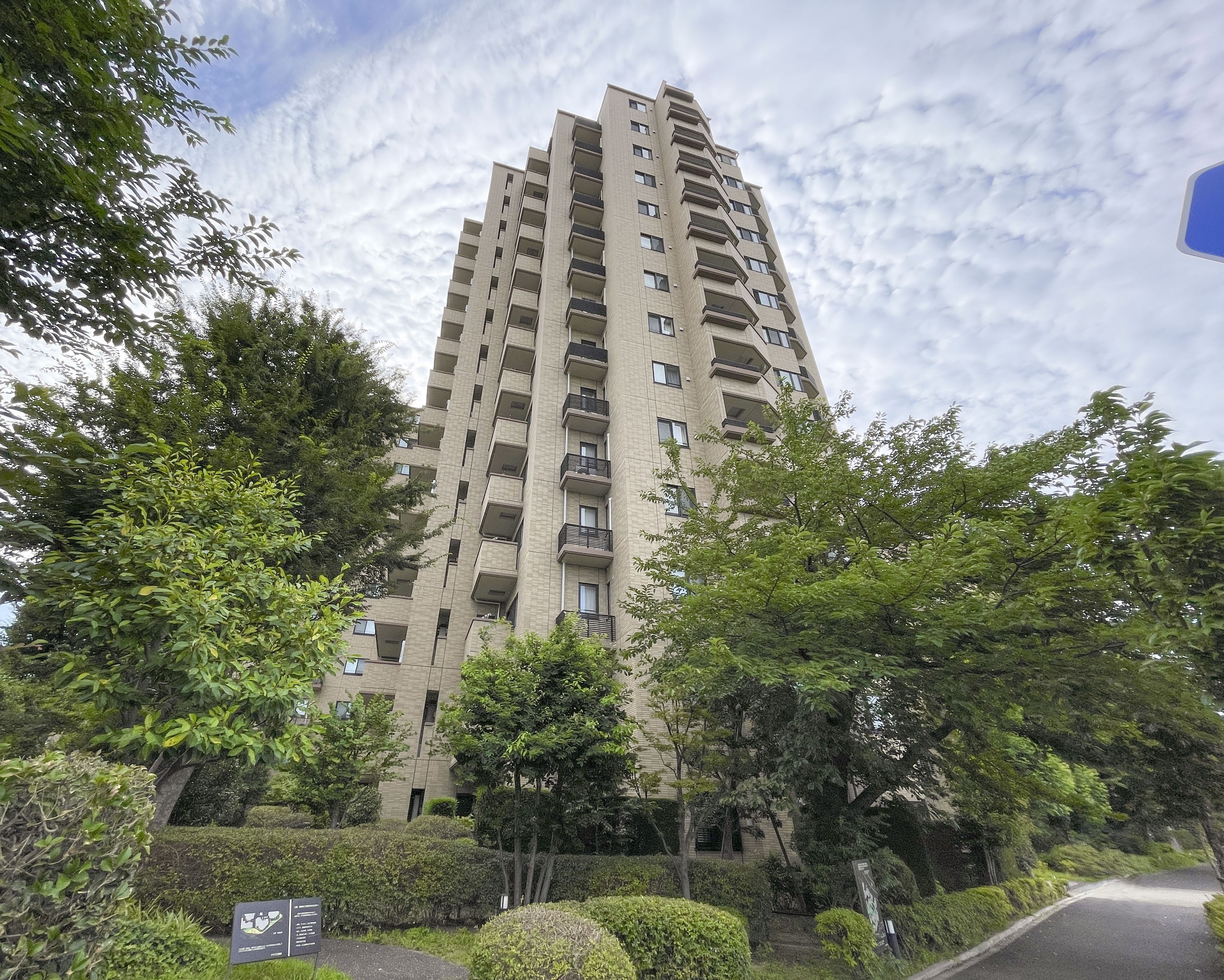 高層マンションの建物外観を撮影した画像