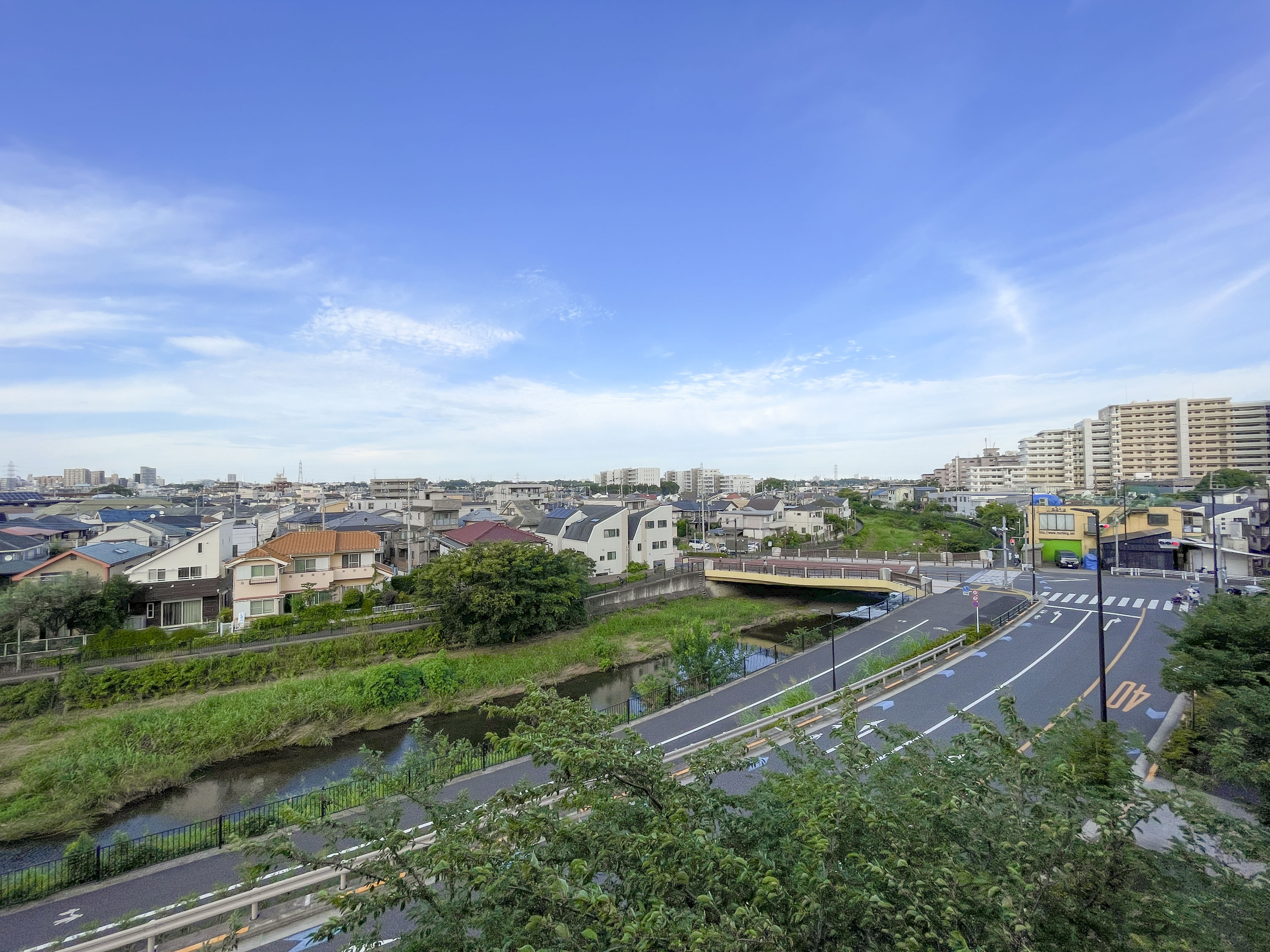 道路、河川、周辺住宅街を含む地域全体を捉えた外景写真