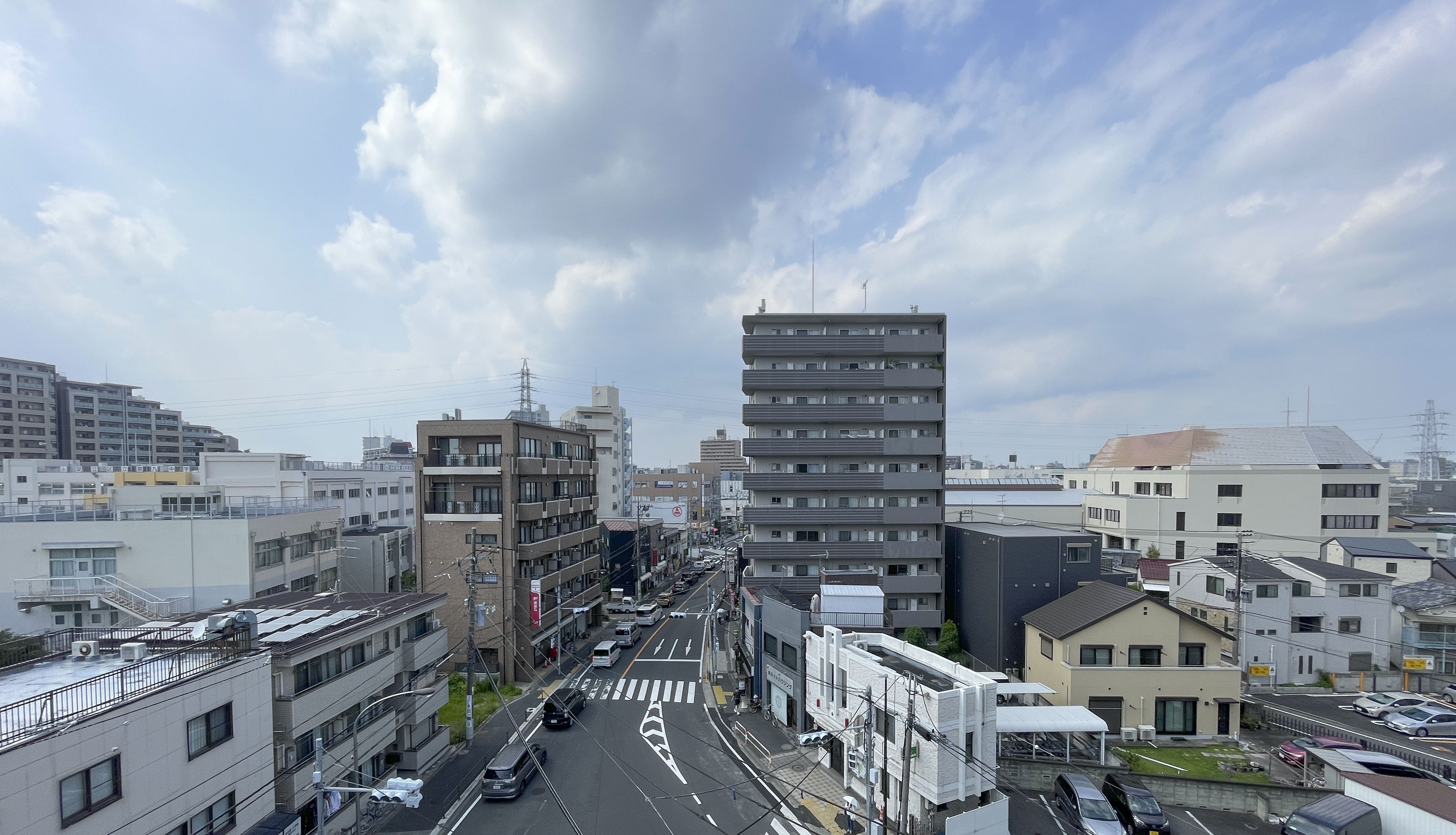 道路や建物が写る街並みの周辺環境を撮影した画像