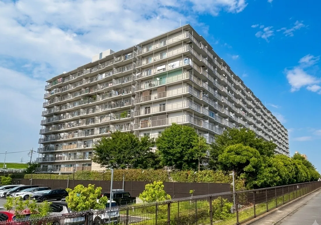 大型マンションの建物外観が主体の写真