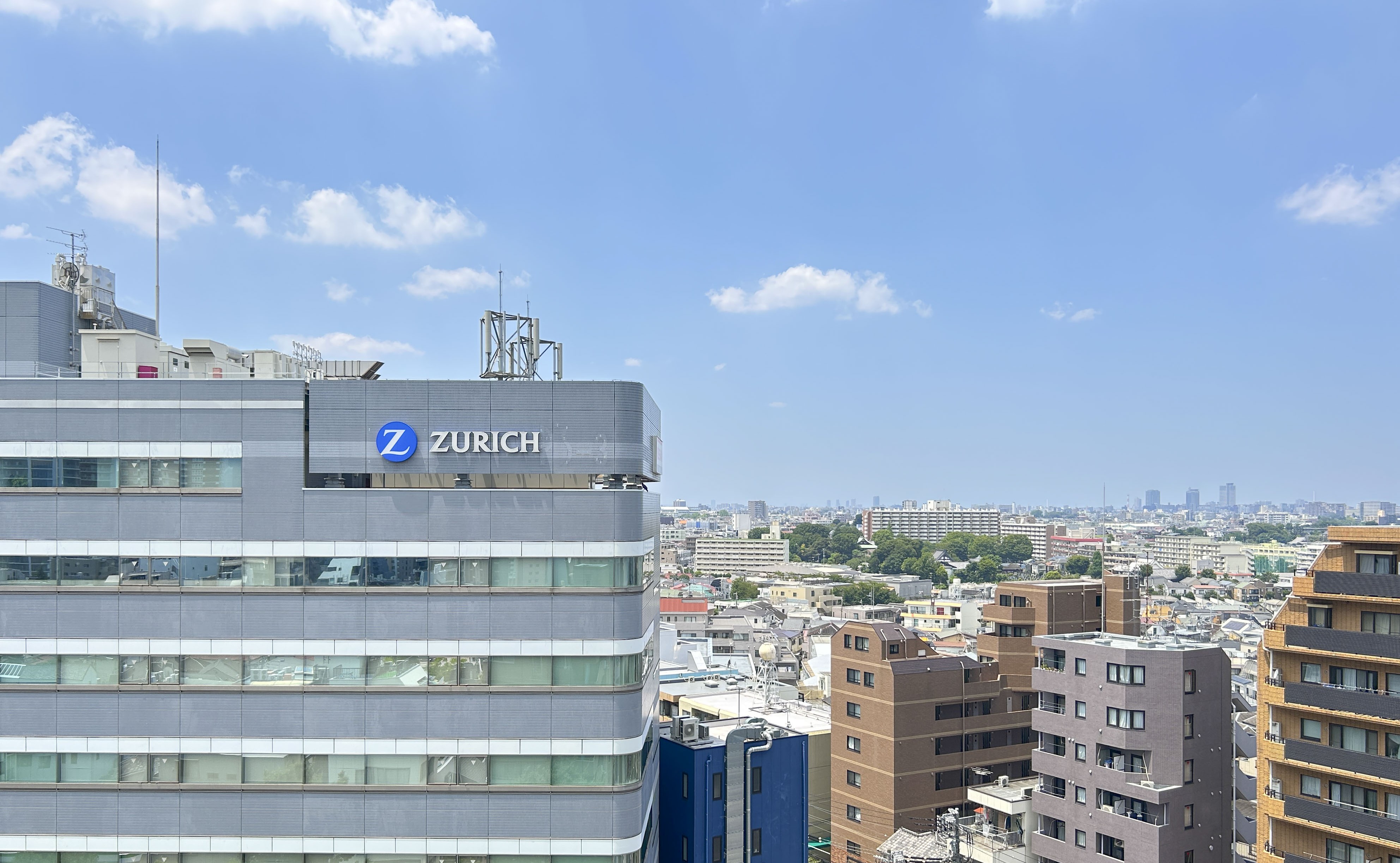ZURICHビルの外観を主役にした都市景観の写真