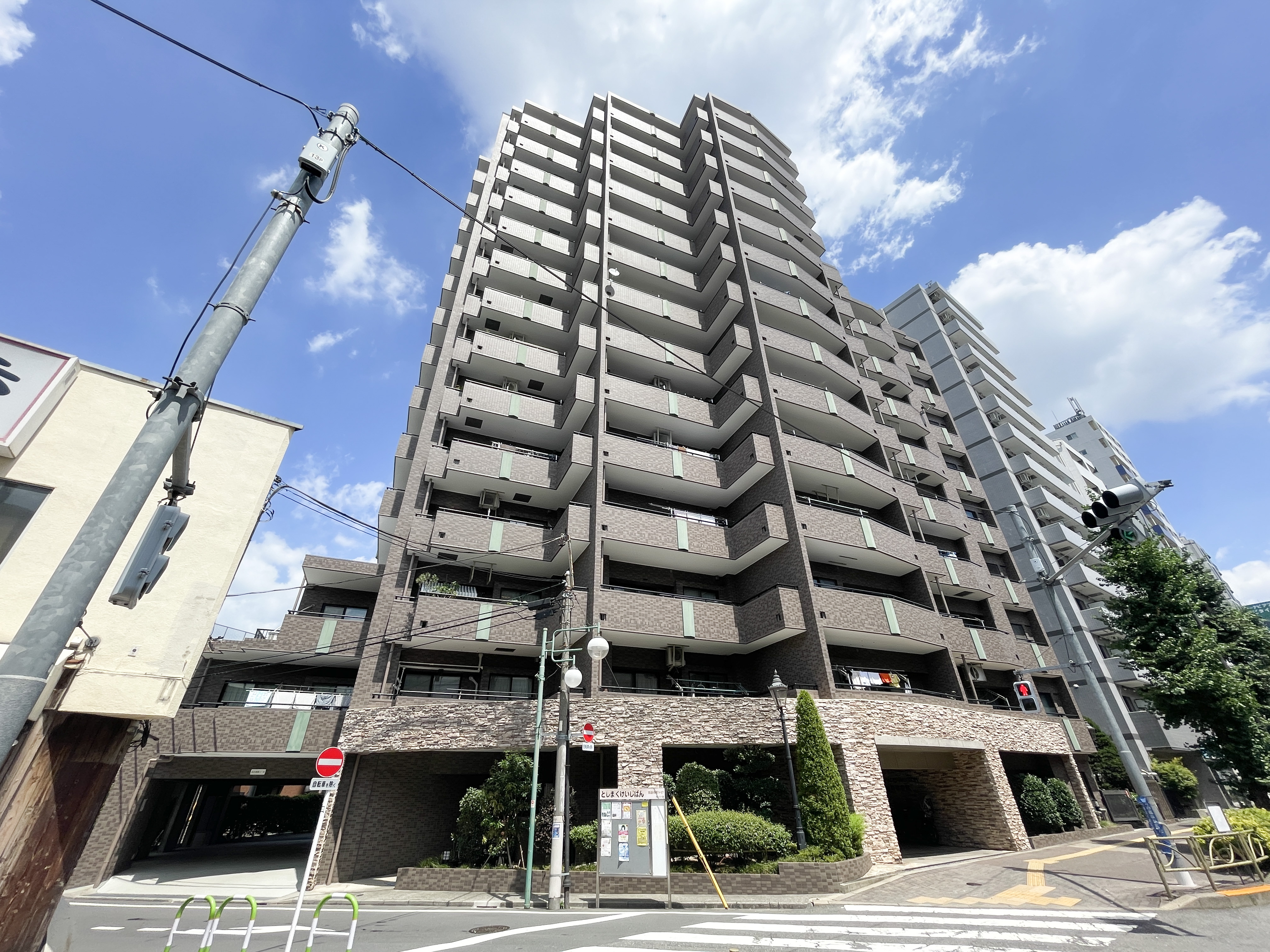 高層マンションの外観を捉えた街路からの撮影