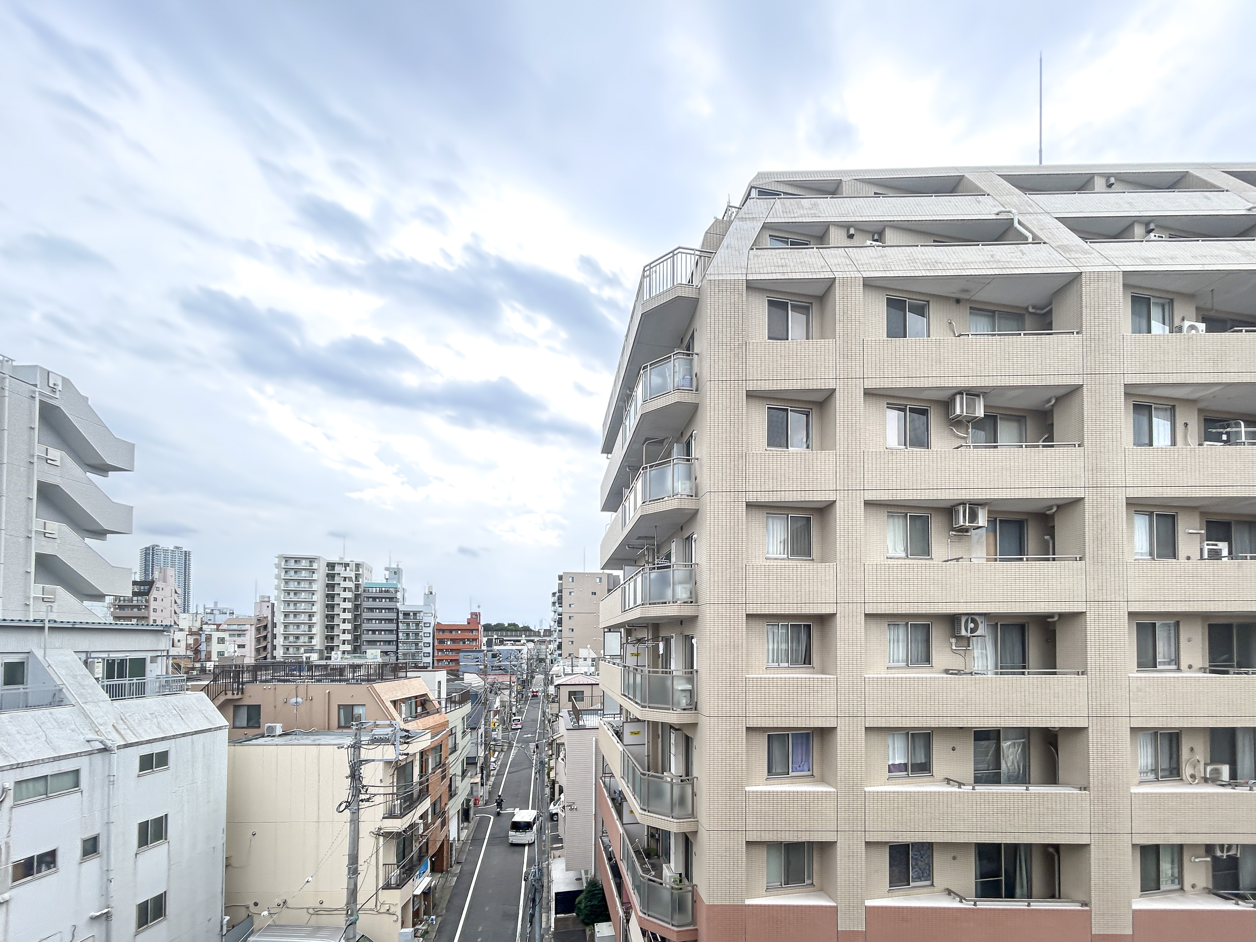 道路と周囲の建物が広範囲に写っている街の風景