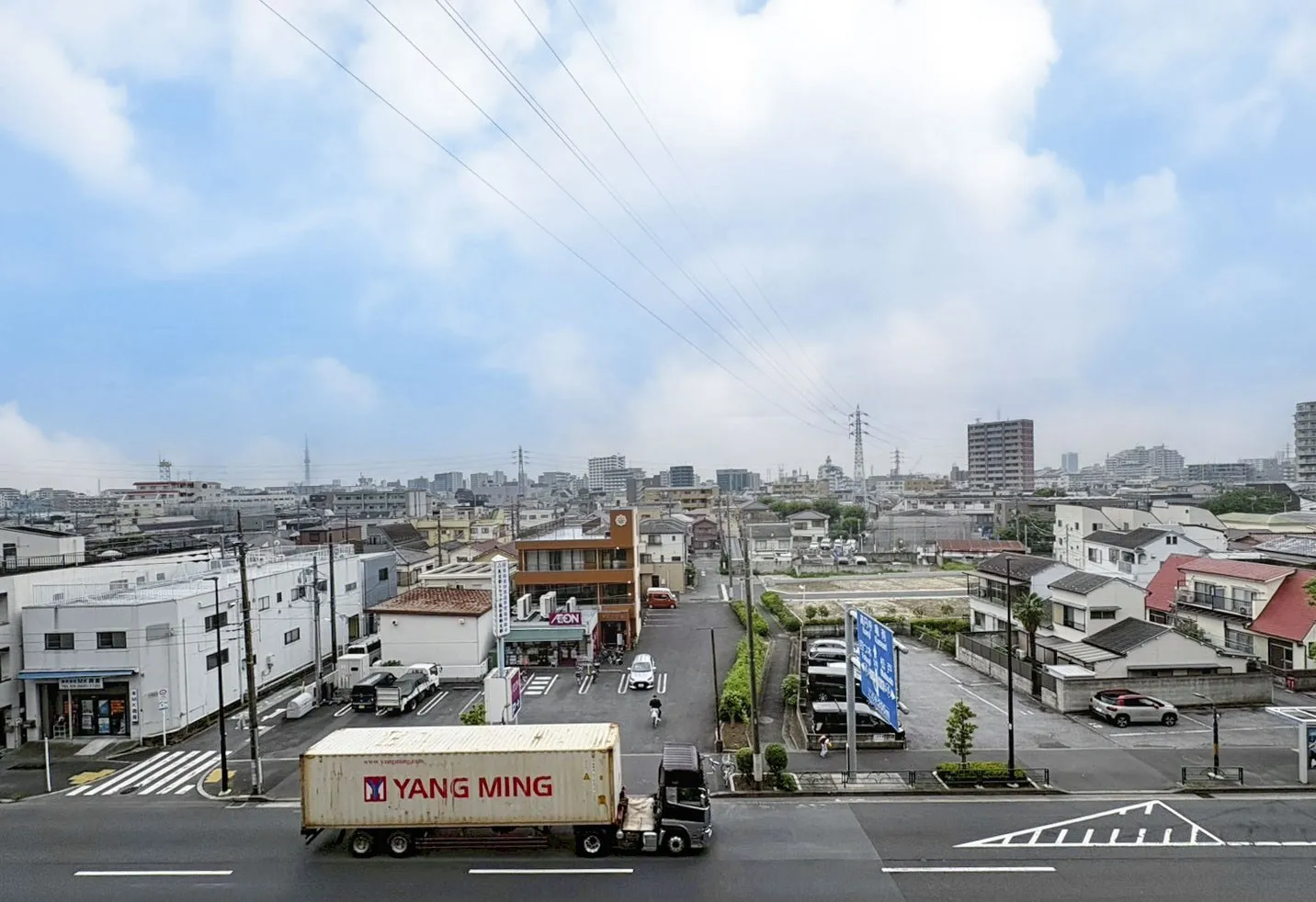 道路、建物、駐車場など周辺施設を含む街並みの写真