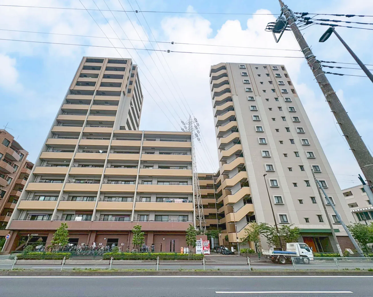 高層マンションの建物外観を撮影した画像