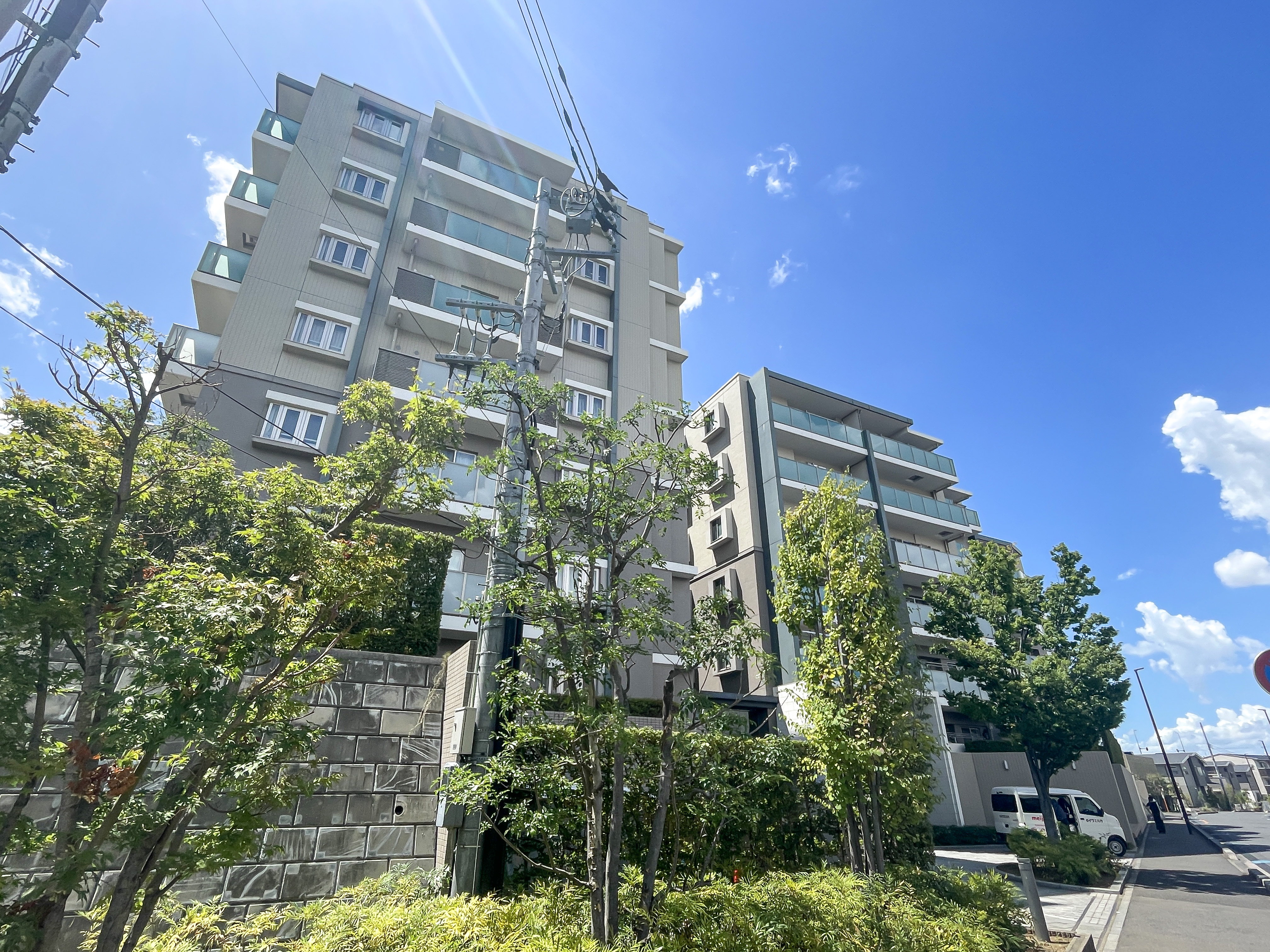 高層マンションの外観を撮影した画像
