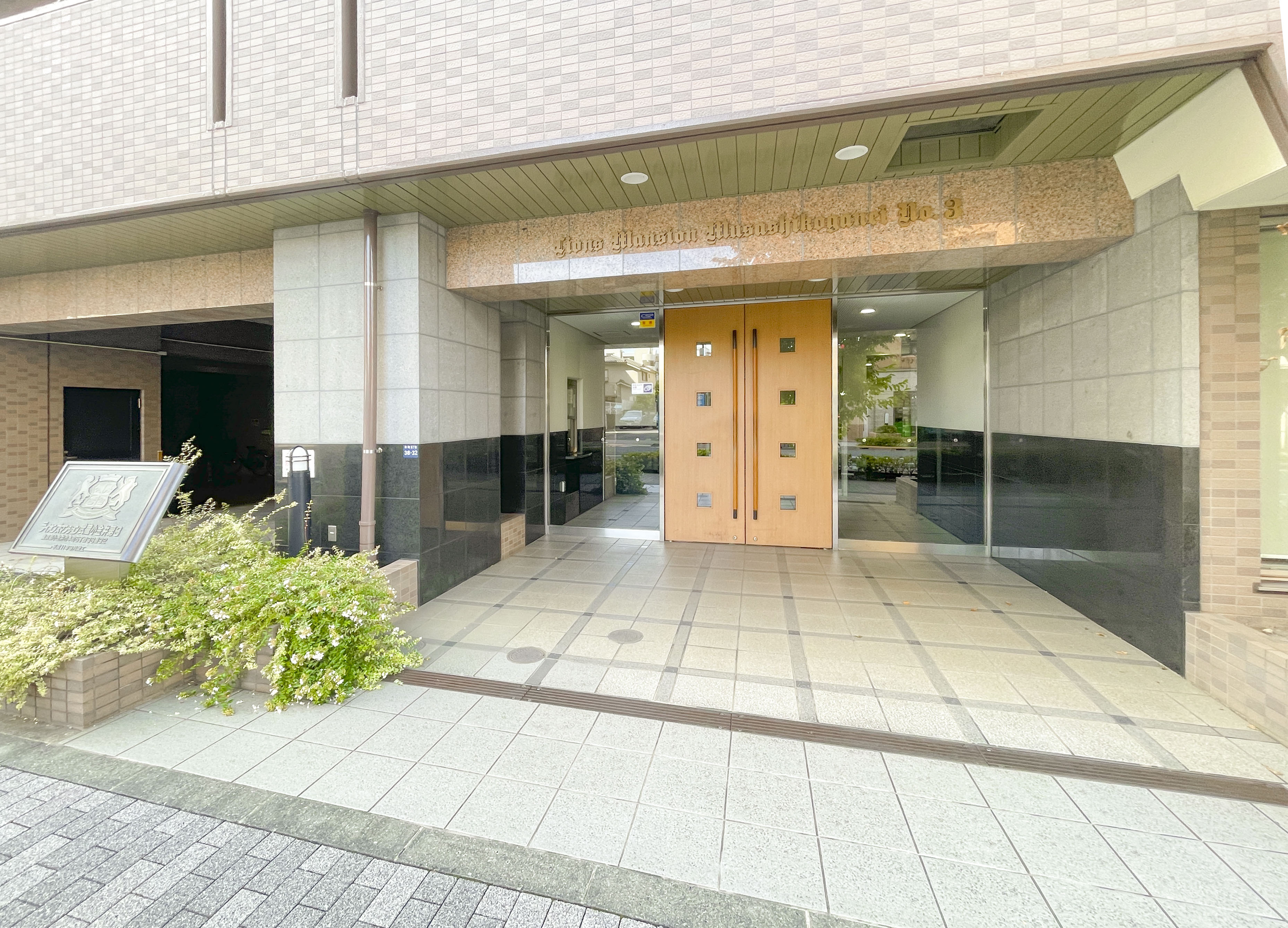 建物の正面入口部分が中心の写真