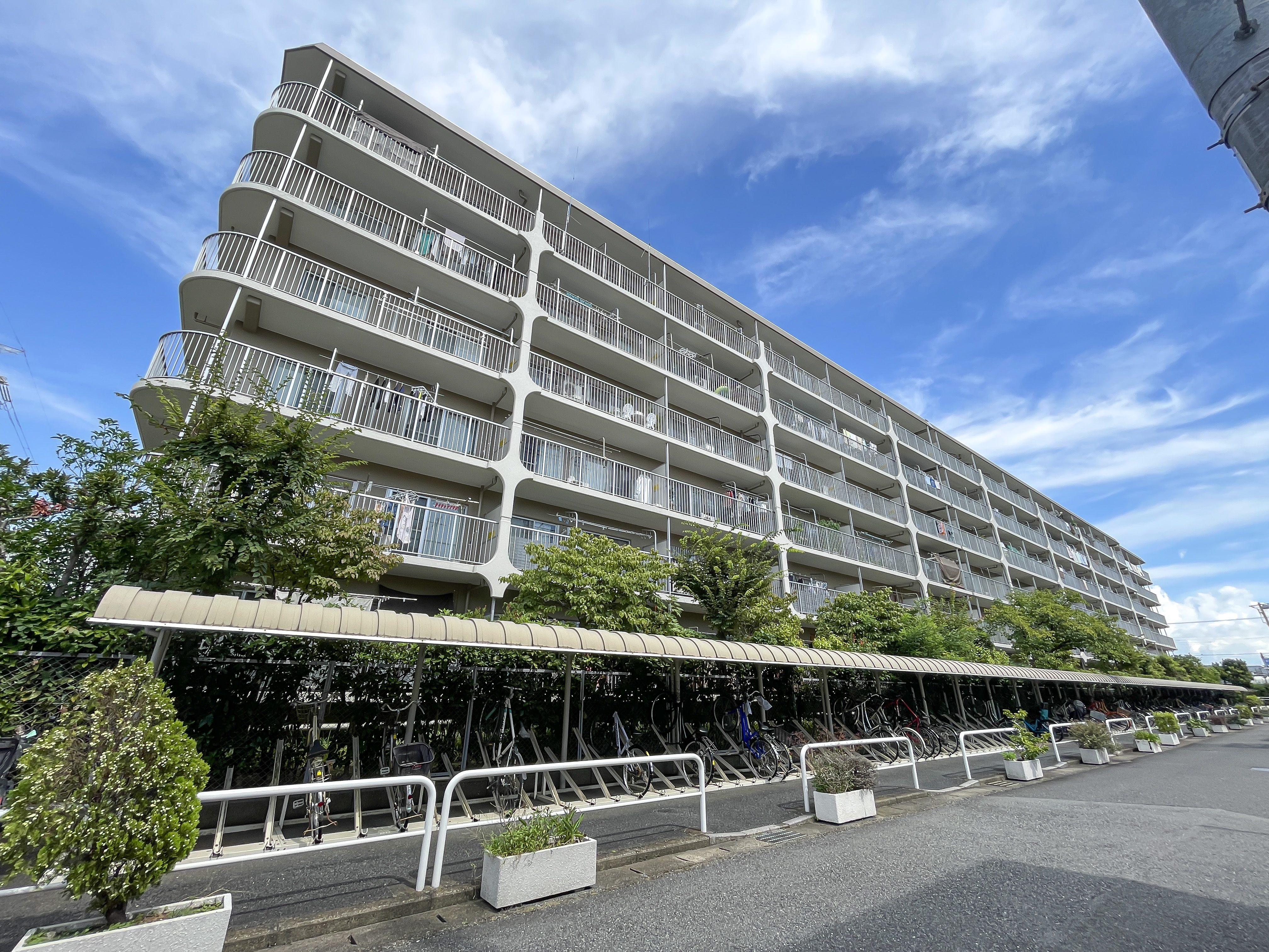 建物の外観が主体の写真