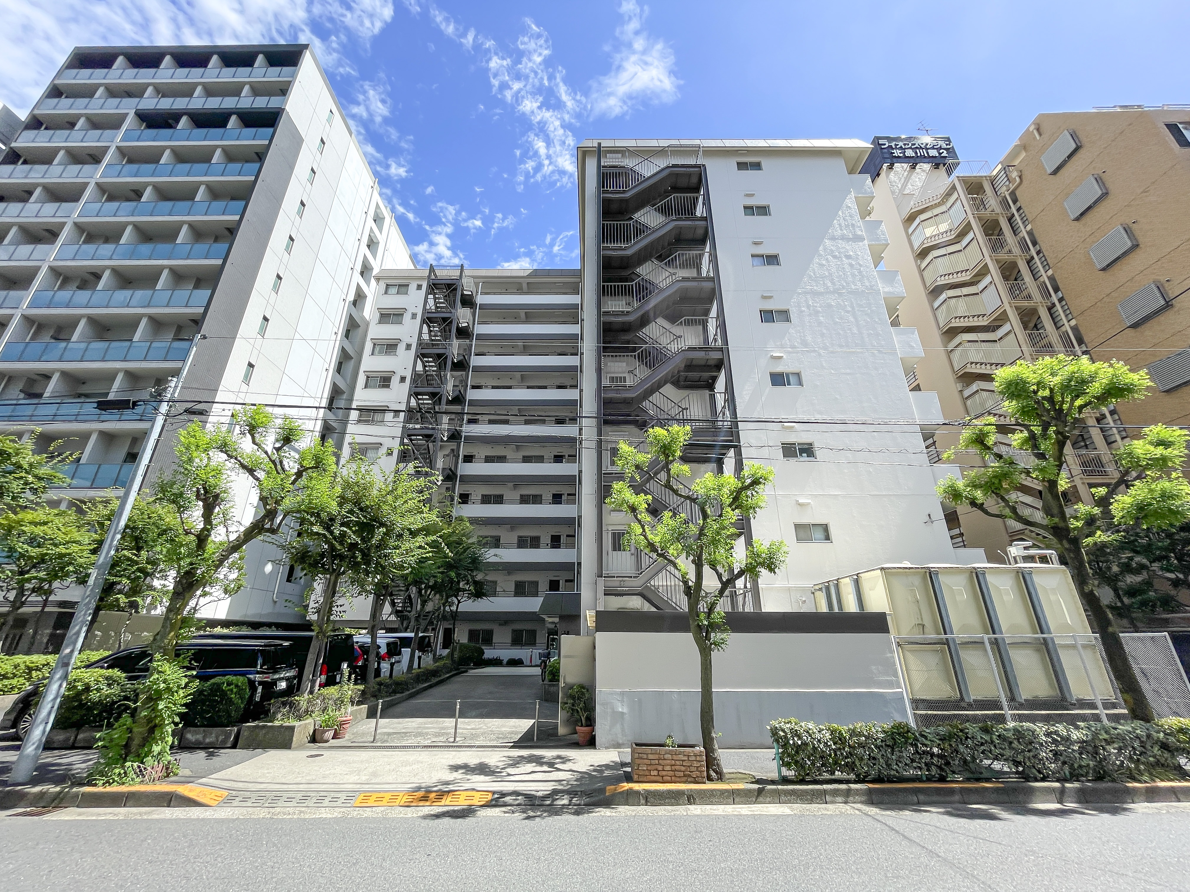 複数のマンションの外観を捉えた写真