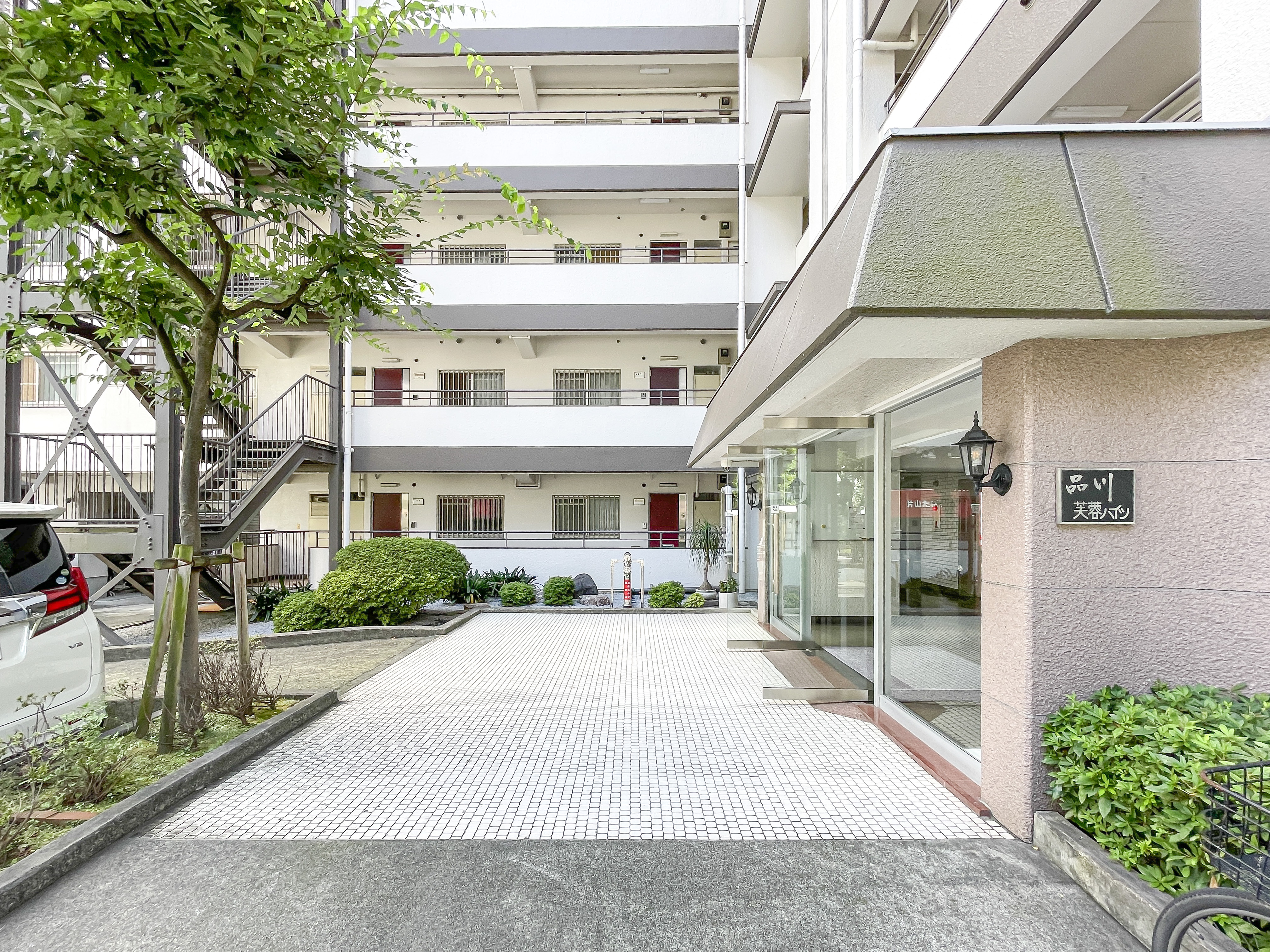 建物の外観と庭の様子を捉えた画像