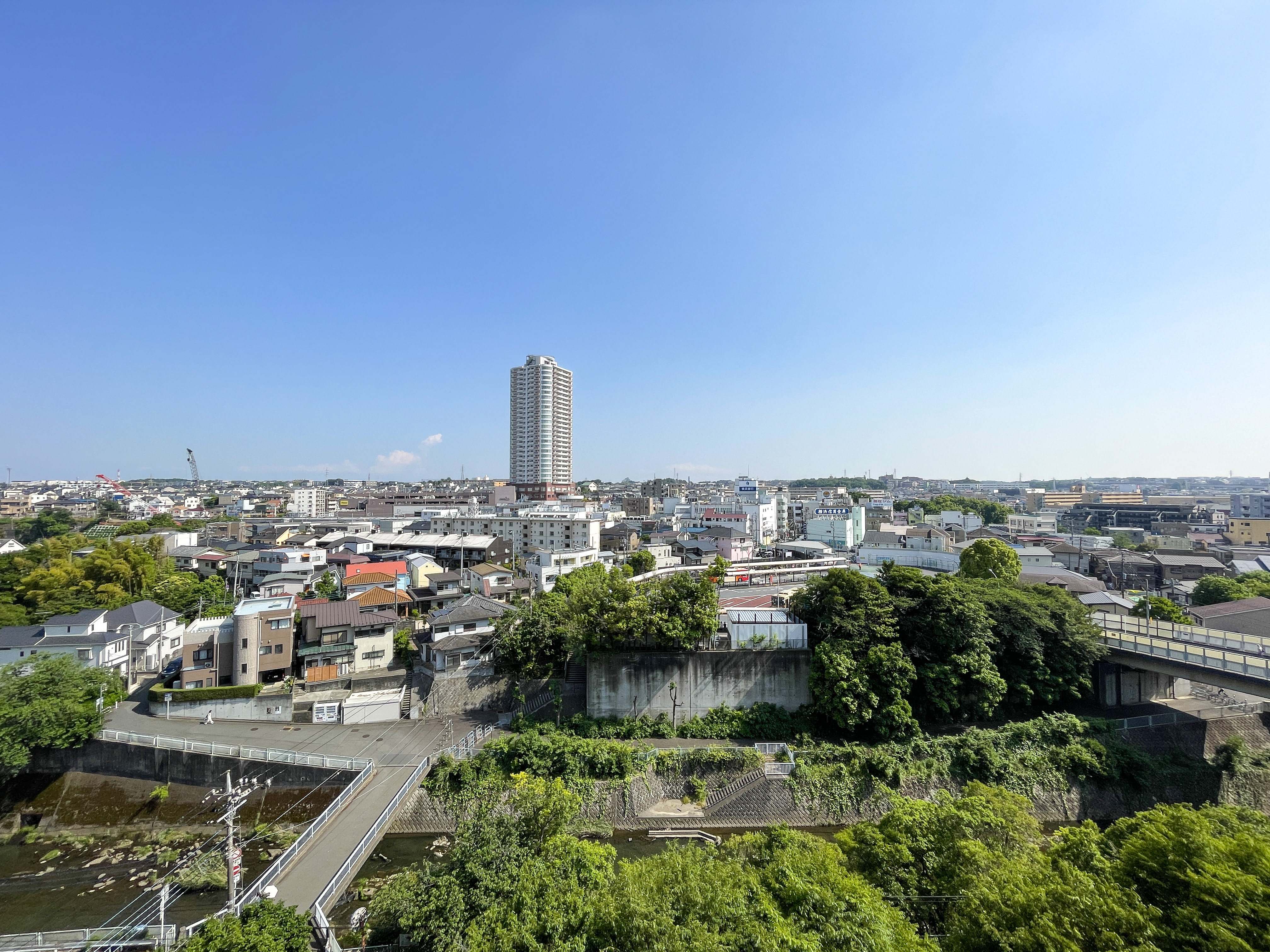周辺環境:都市部の道路、橋、緑地など周辺施設を捉えた景観写真