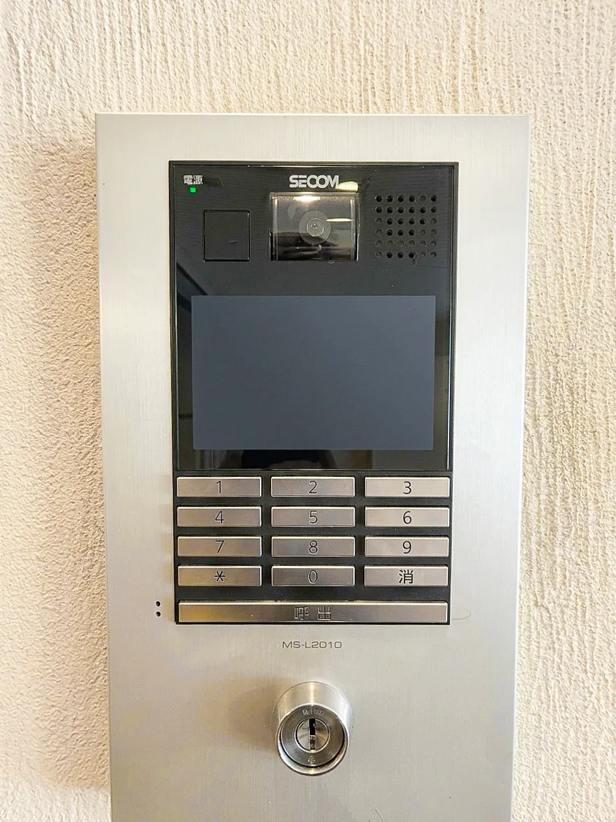 玄関に設置されたインターホンの写真
